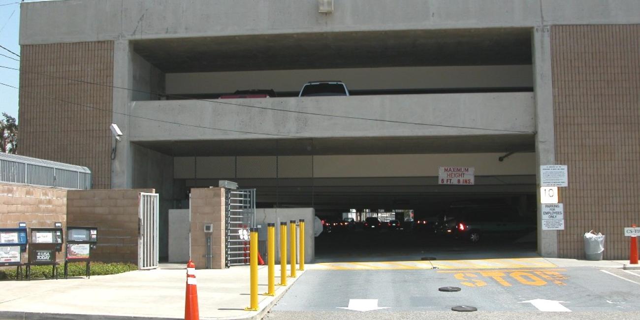 Temple Street Parking Structure, Entrance