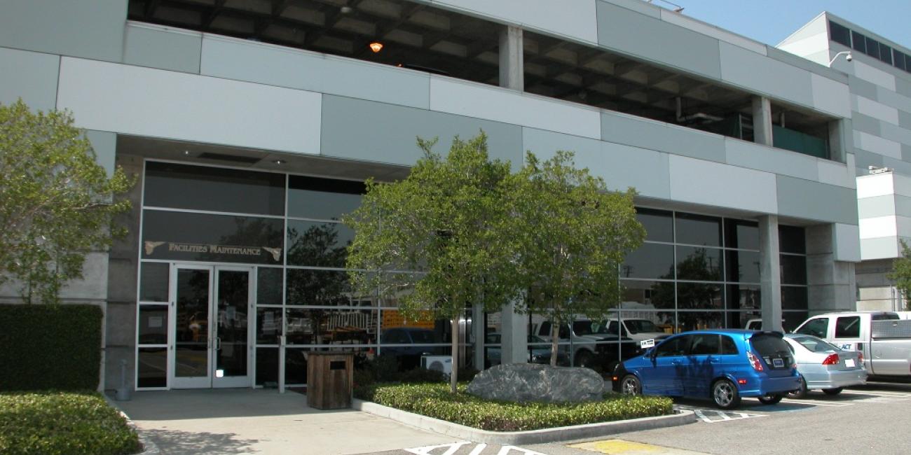 Temple Street Facilities Maintenance Building, Entrance