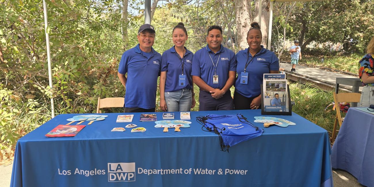 موظفو LADWP في كل من المعلومات.