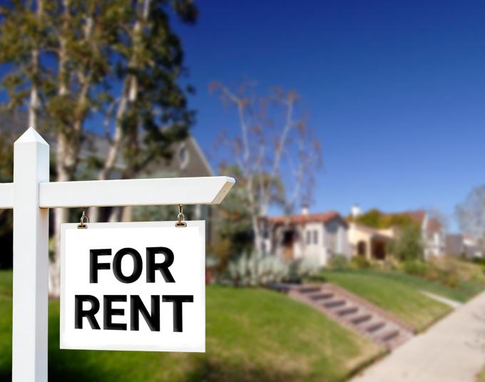 A sign with the words “for rent”. 