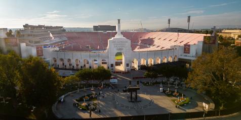 Los Angeles Memorial Coliseum, где проходят футбольные соревнования USC, Олимпийские игры и другие мероприятия.