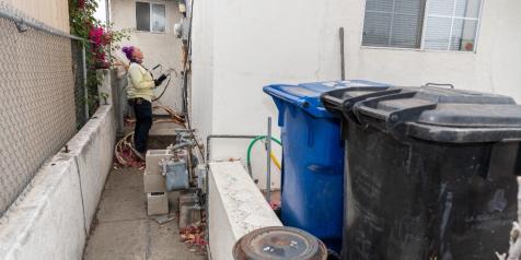 កម្មករវាល LADWP កំពុងមើលម៉ែត្រនៅលើផ្ទះ